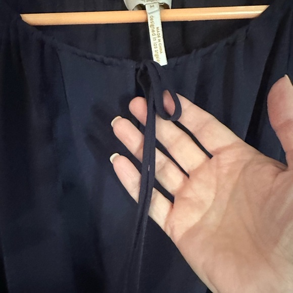 🎉Laundry by Shelli Segal Navy Sheer Blouse Very Lightweight Size Medium - Picture 6 of 9